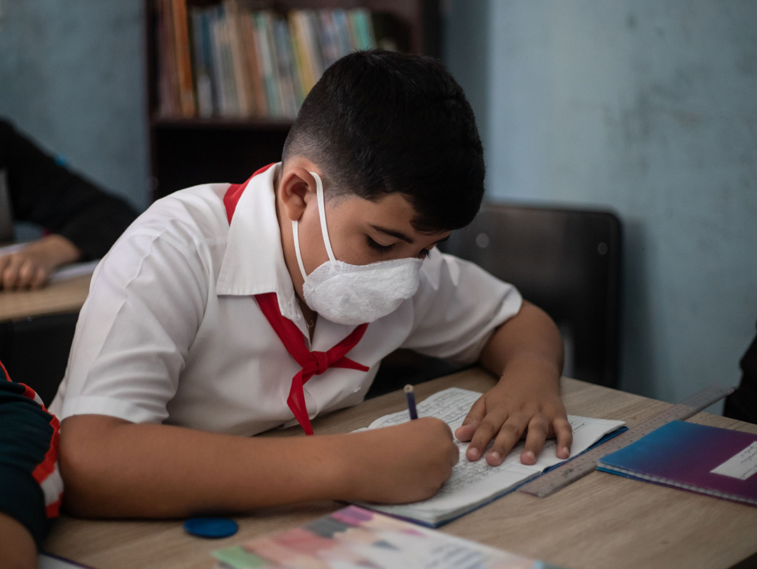 Elcides Millán González estudiando en la escuela
